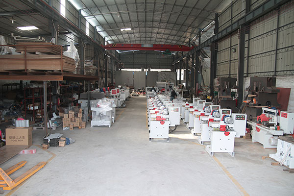 冠亚官方注册木工机械有限公司车间内景